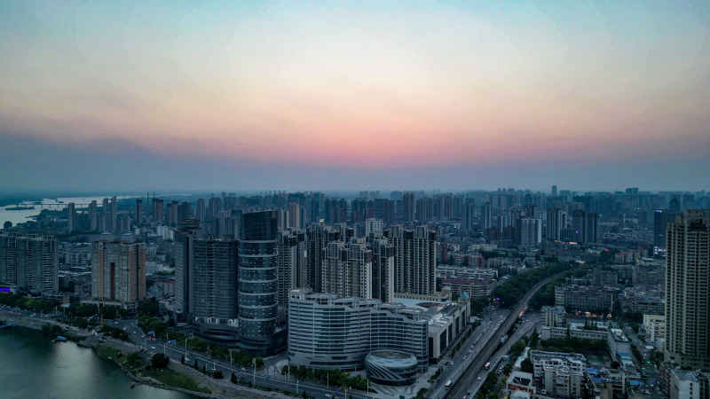 航拍湖北襄阳城市日落晚霞夕阳  