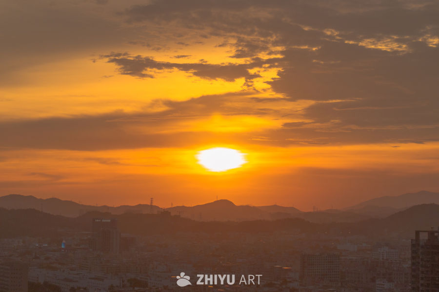 城市日落：橙光映山城