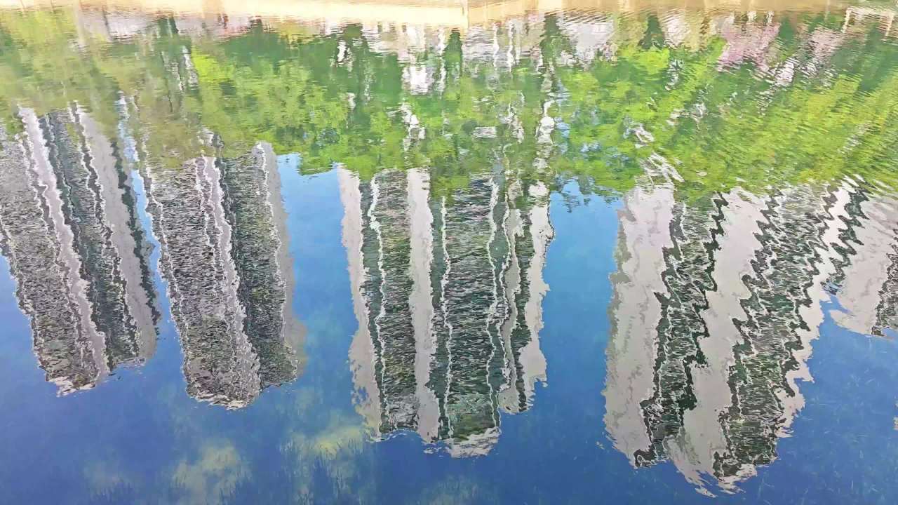 4K晴天高楼水池倒影