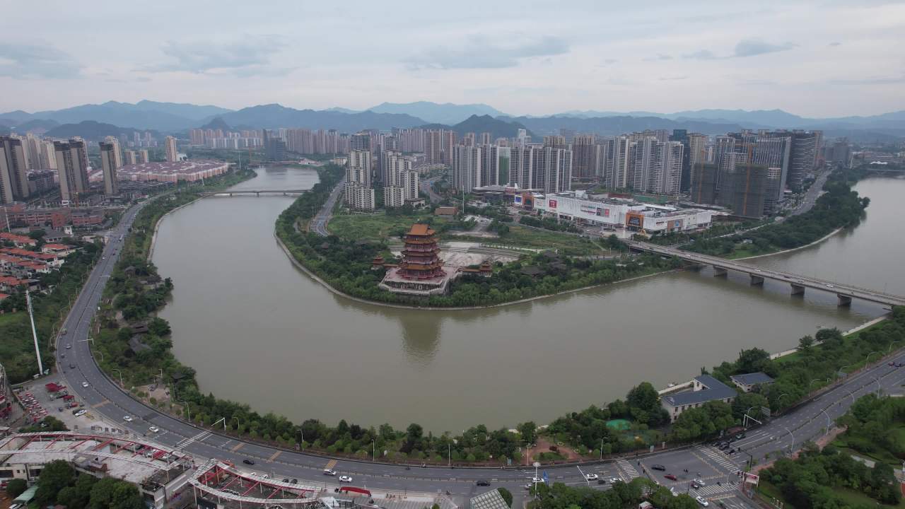 城市河畔的宁静与繁华