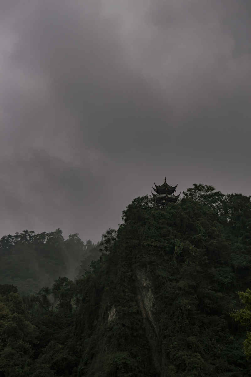 雨中朦胧山亭