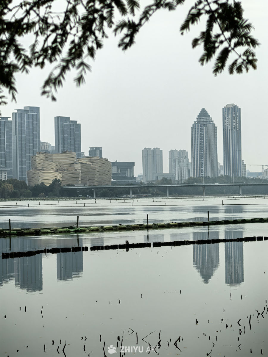 相逢意气为君饮，系马高楼垂柳边
