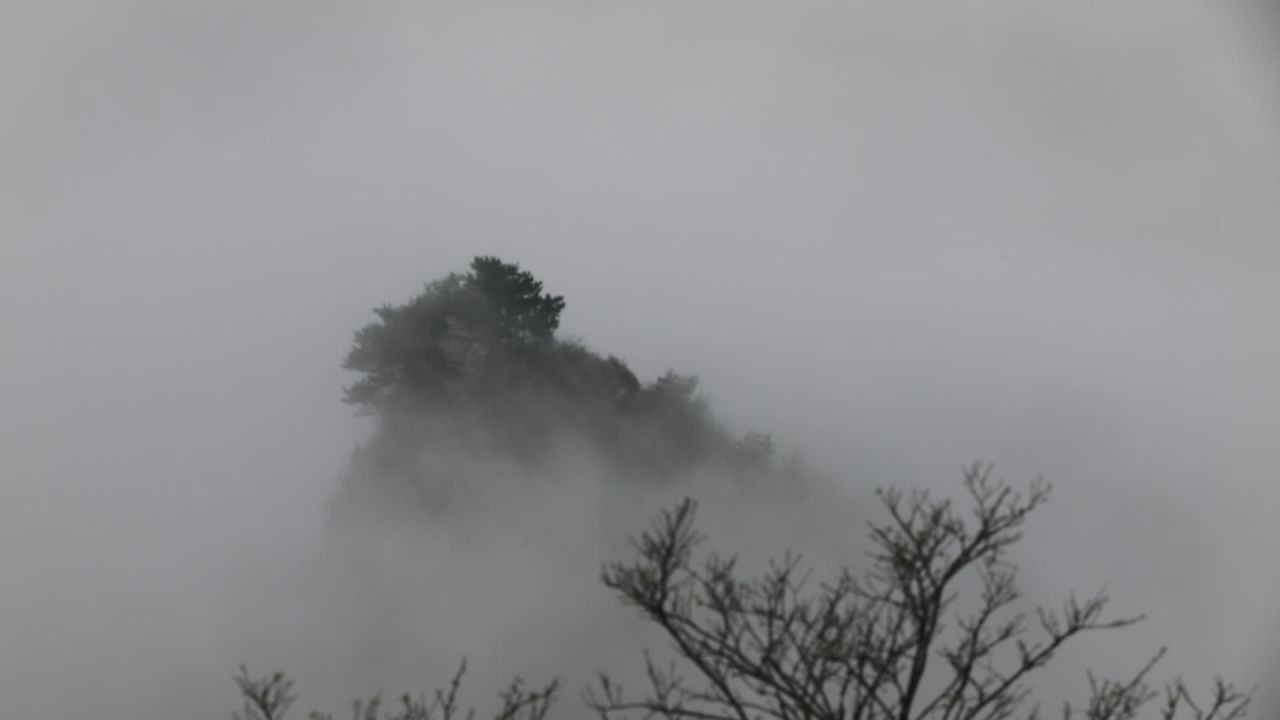 云雾缭绕的山峰