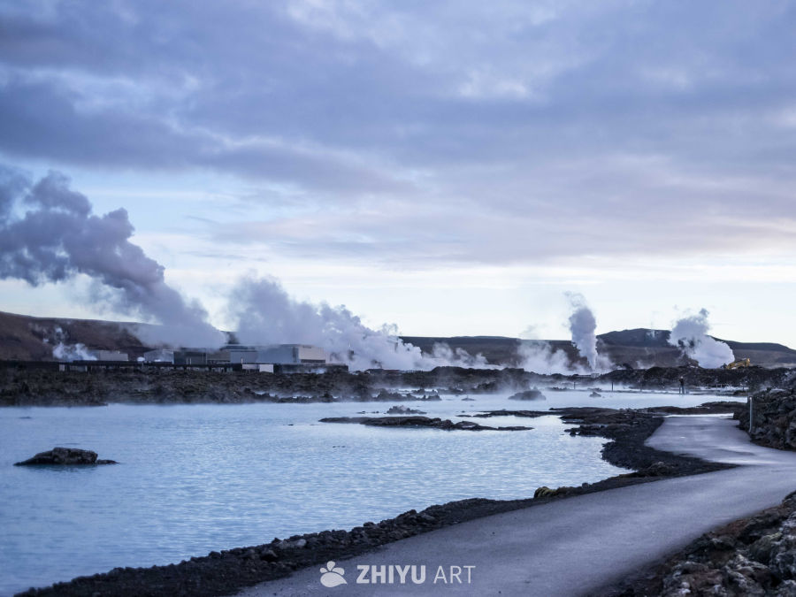 地热湖畔的工业景象