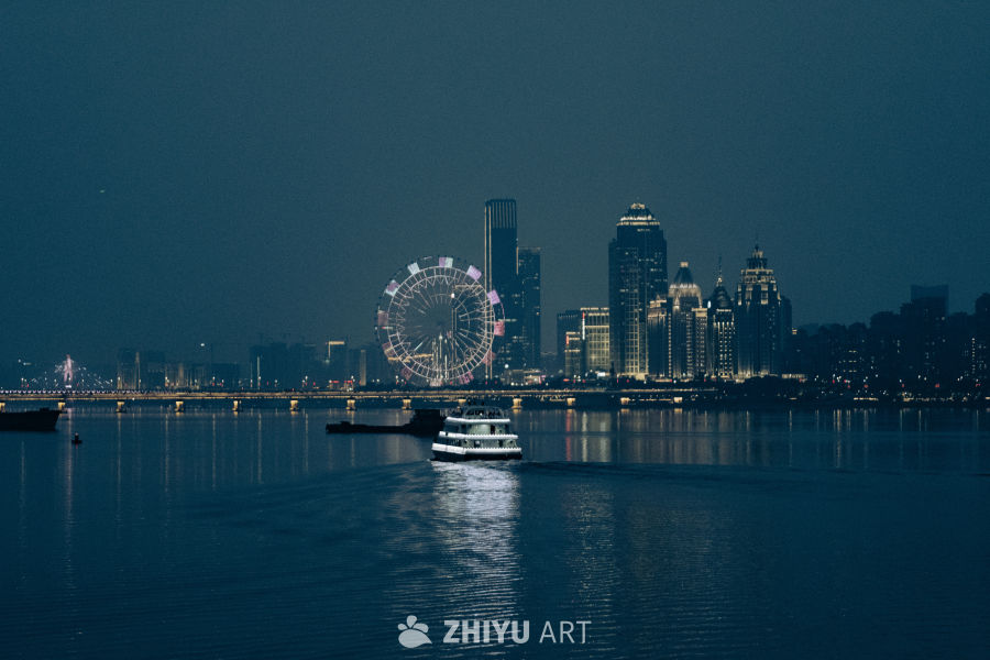 夜幕下的城市水岸风光