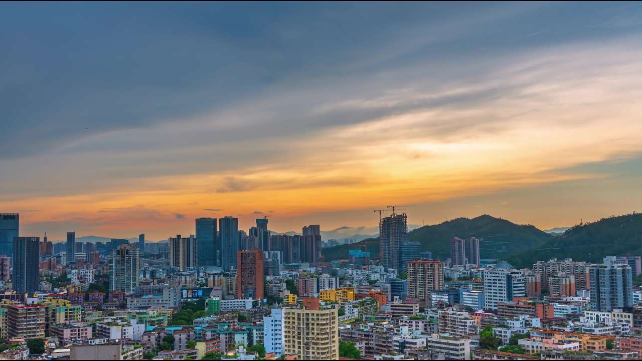 空镜头城市晚霞日落全景与山脉