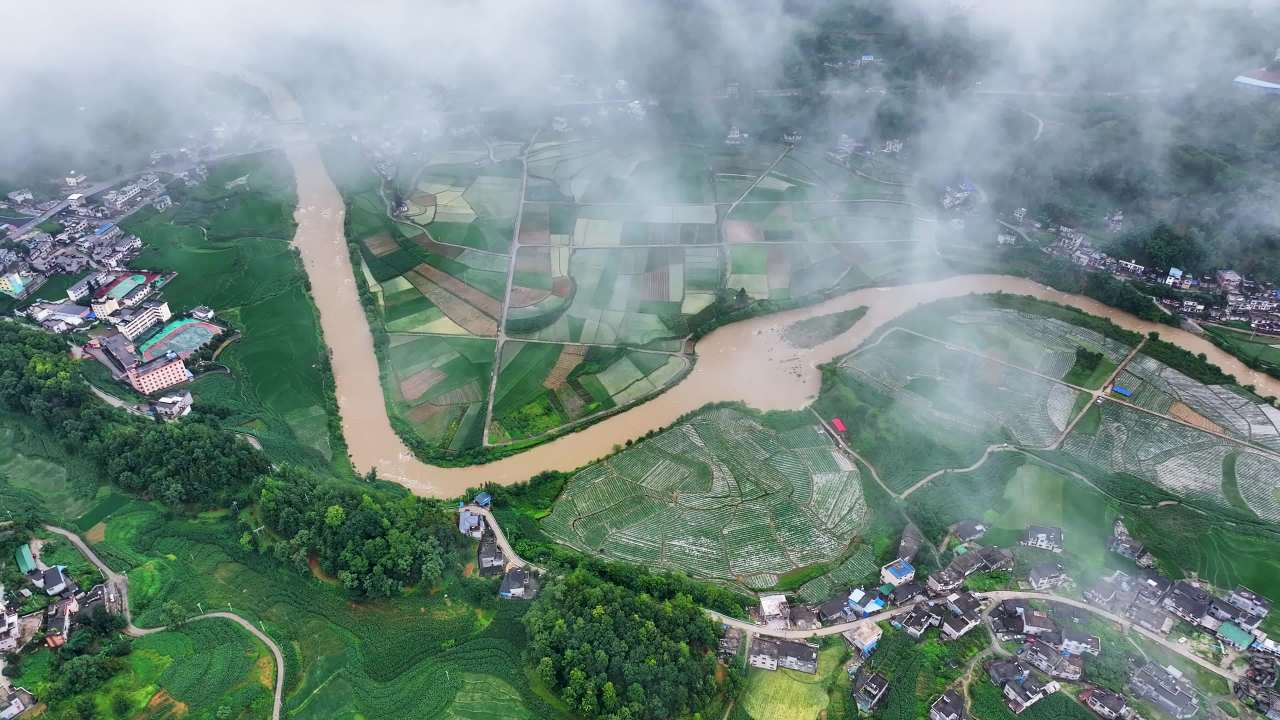 4k航拍乡村田园云雾缭绕 美丽乡村