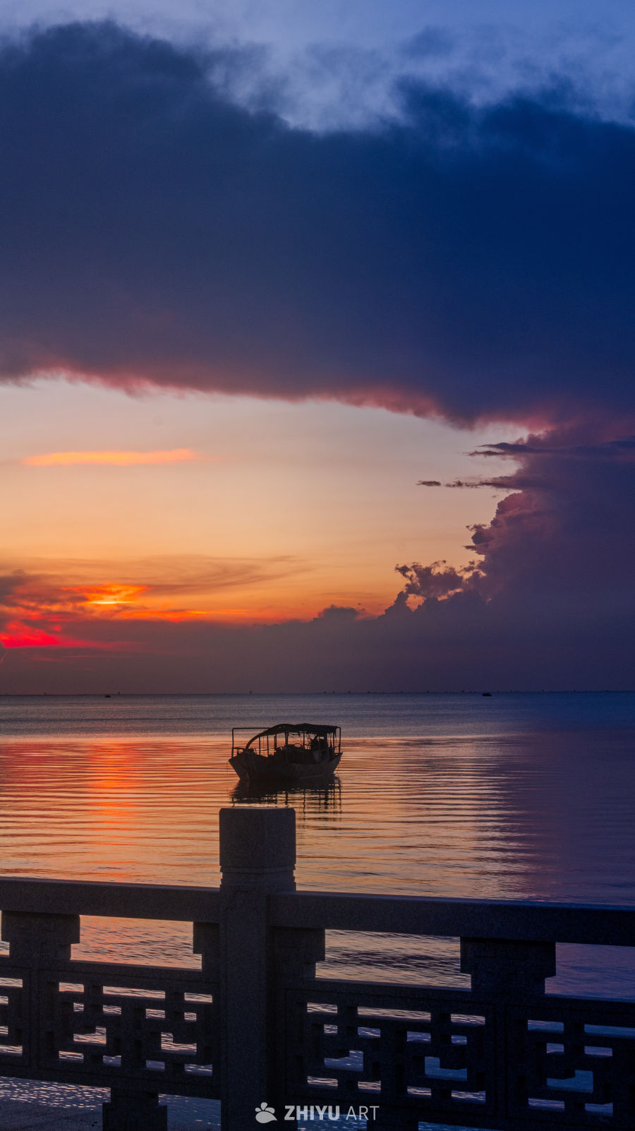 黄昏海边的宁静时光