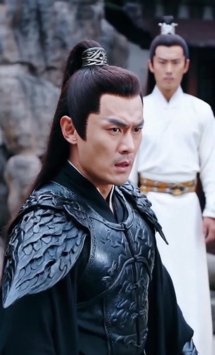 黑甲男子凝视前方，白衣男子模糊背景肃穆