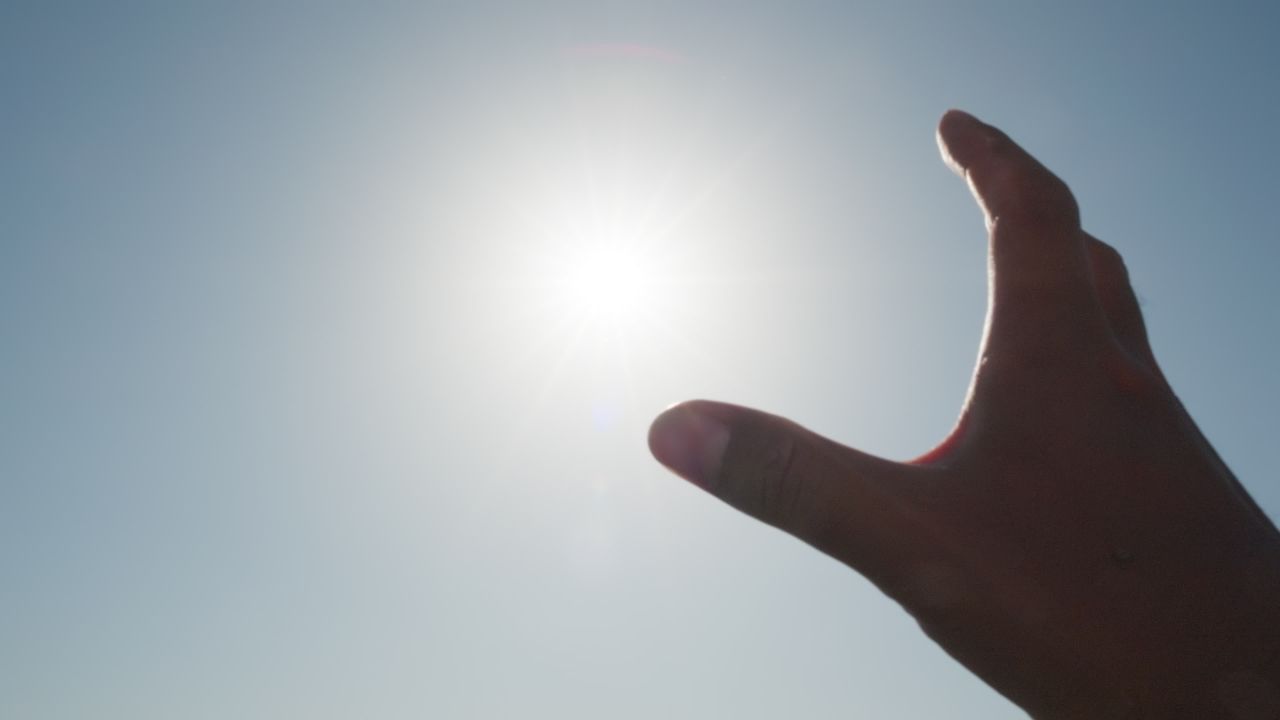 用手触摸太阳向往希望 2
