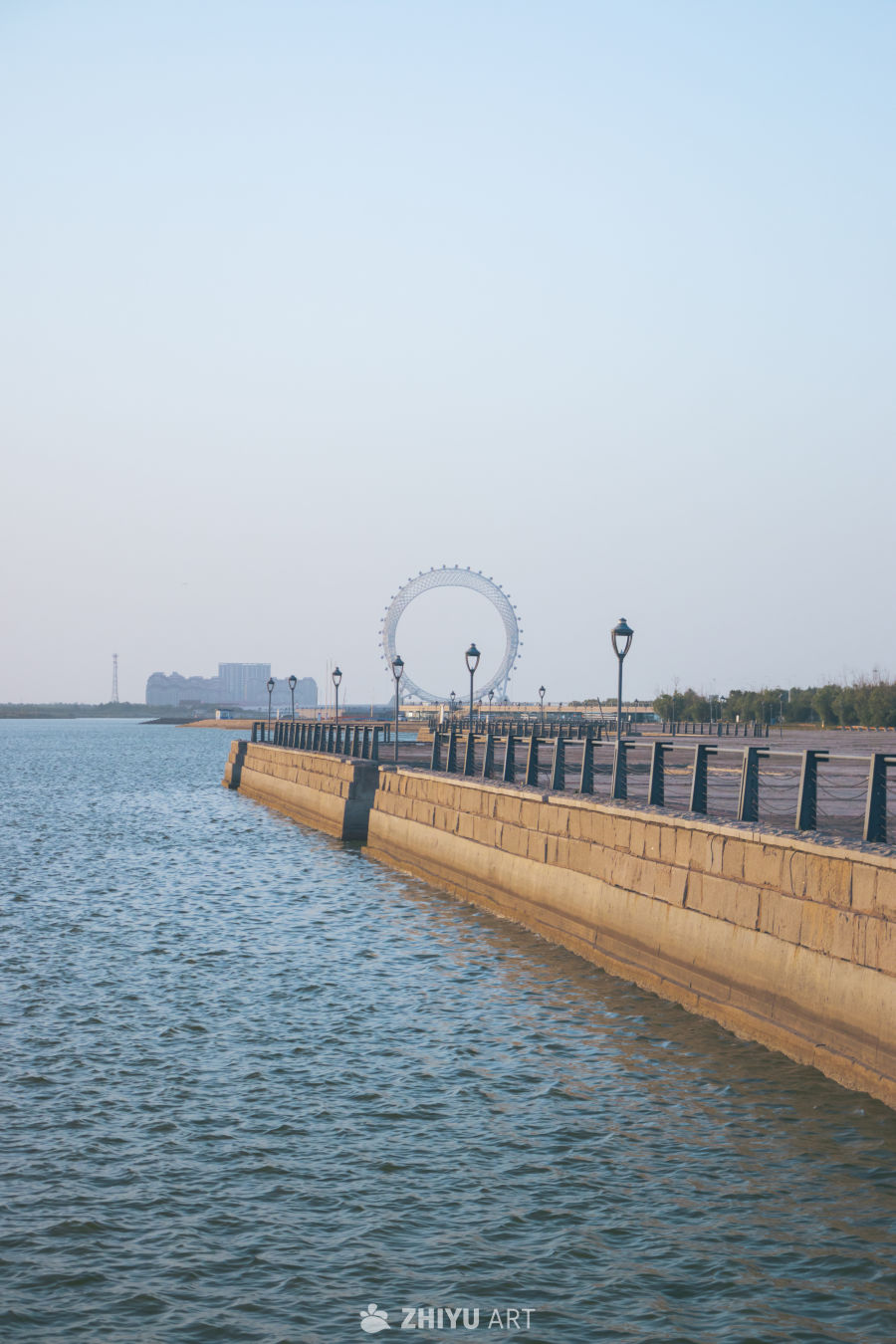 水边长廊与摩天轮