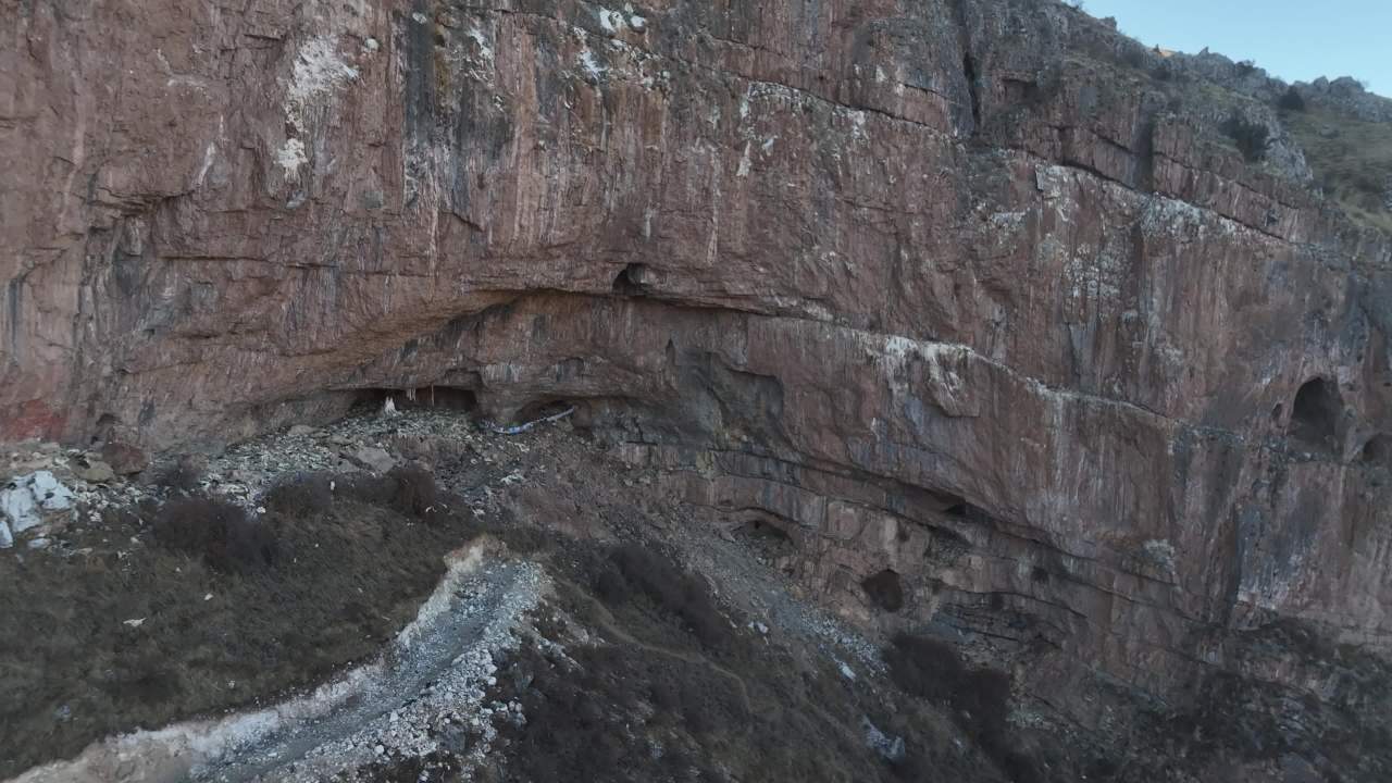壮丽高山与建筑景观