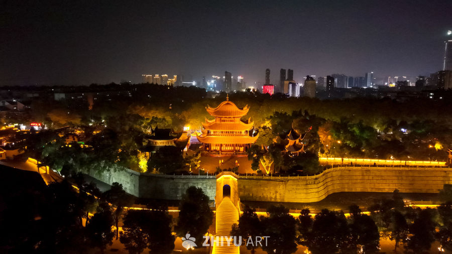 古城夜色：灯火辉煌的古建筑群