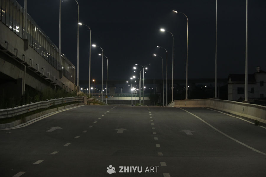 夜幕下的空旷公路