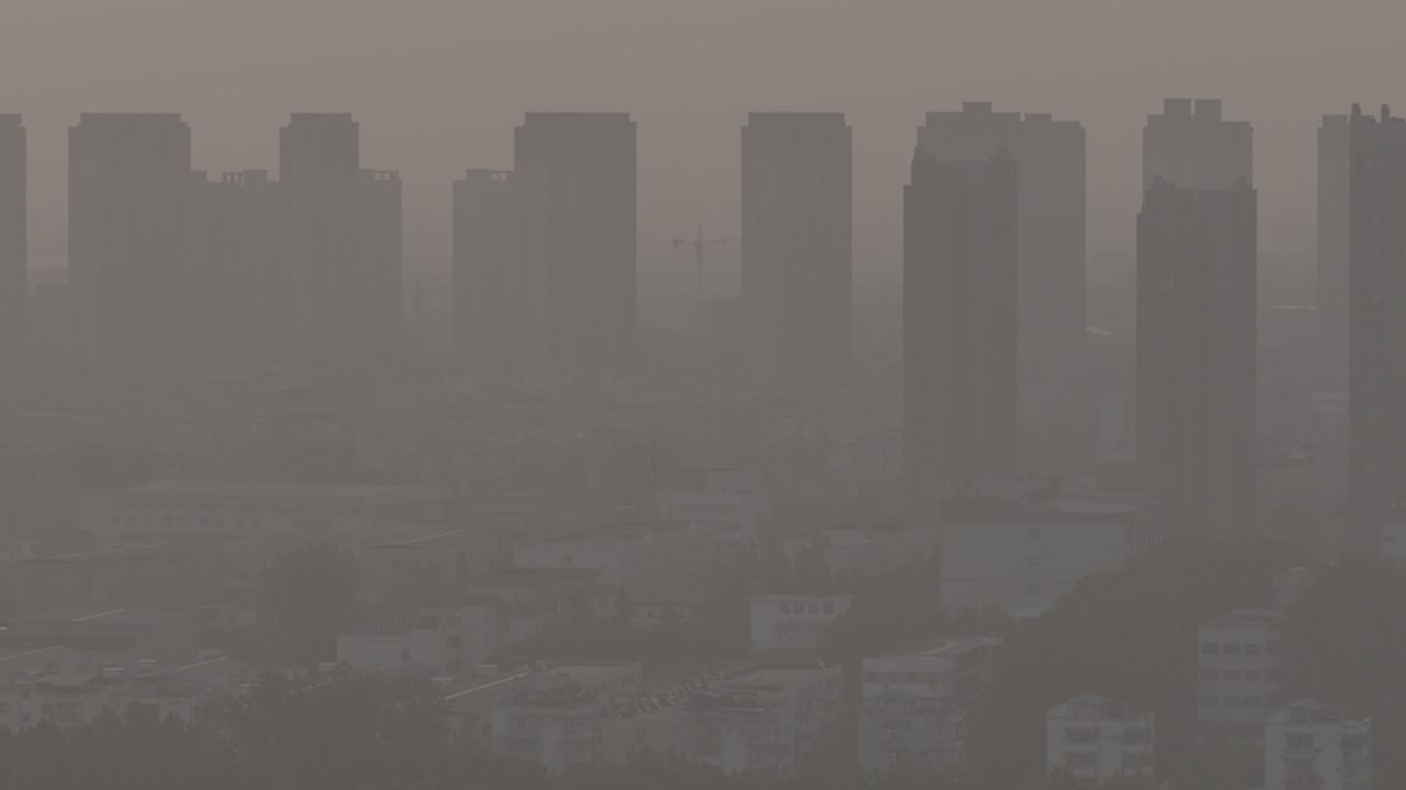雾中城市剪影
