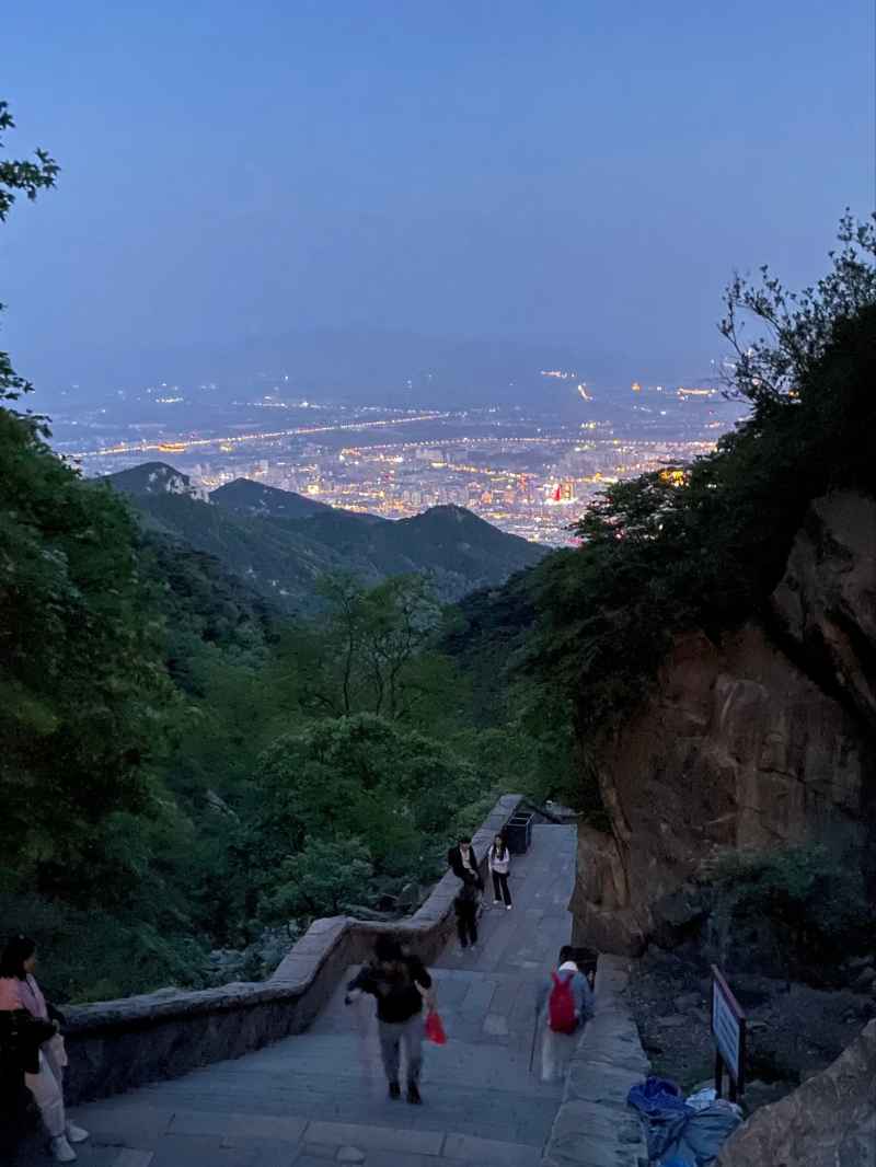泰山7000阶向上看楼梯和向下俯瞰泰安市夜景素材 2