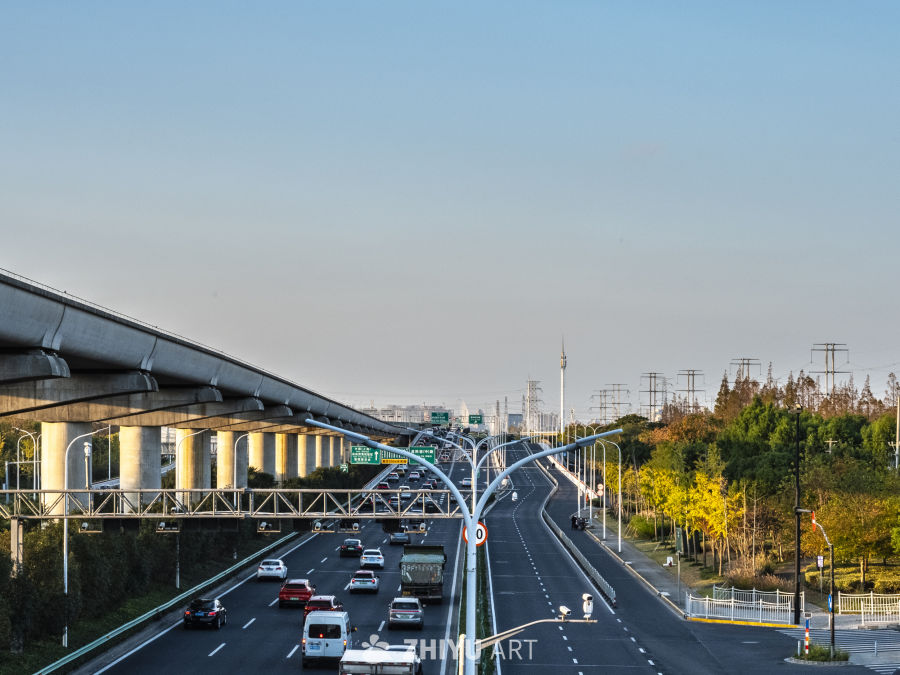 清晨的城市高速公路