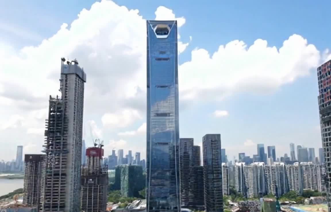城市高楼耸立，天空云彩，建筑倒影，建设中景象。