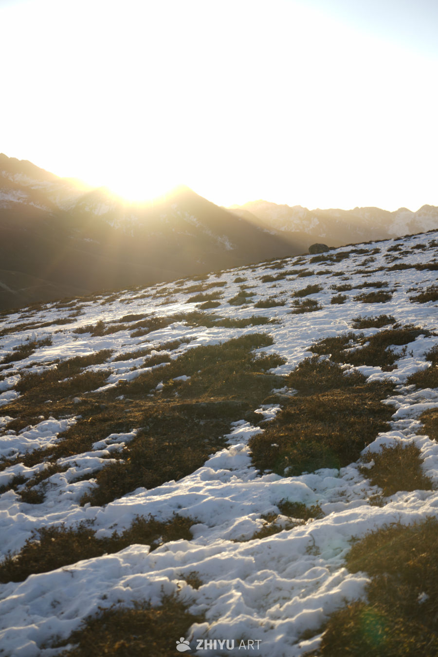雪山夕阳下的静谧雪地