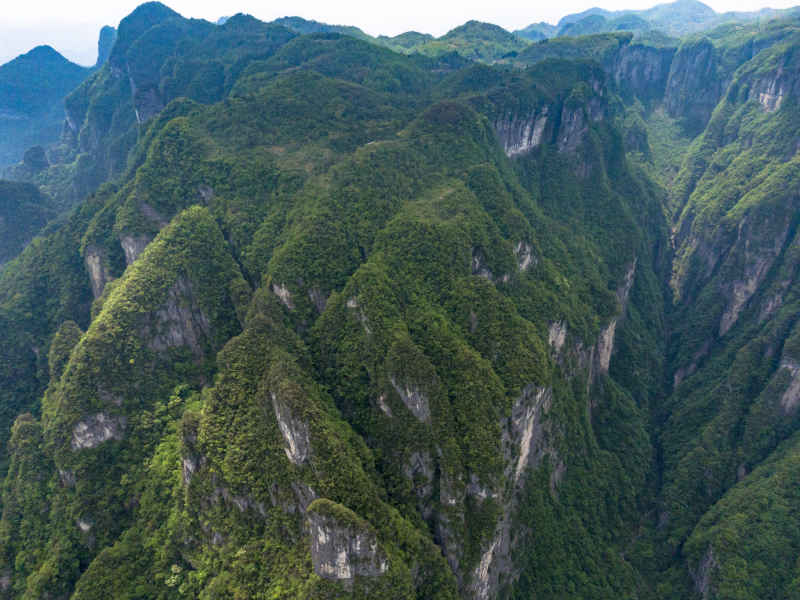 湖南张家界大山深处山谷悬崖
