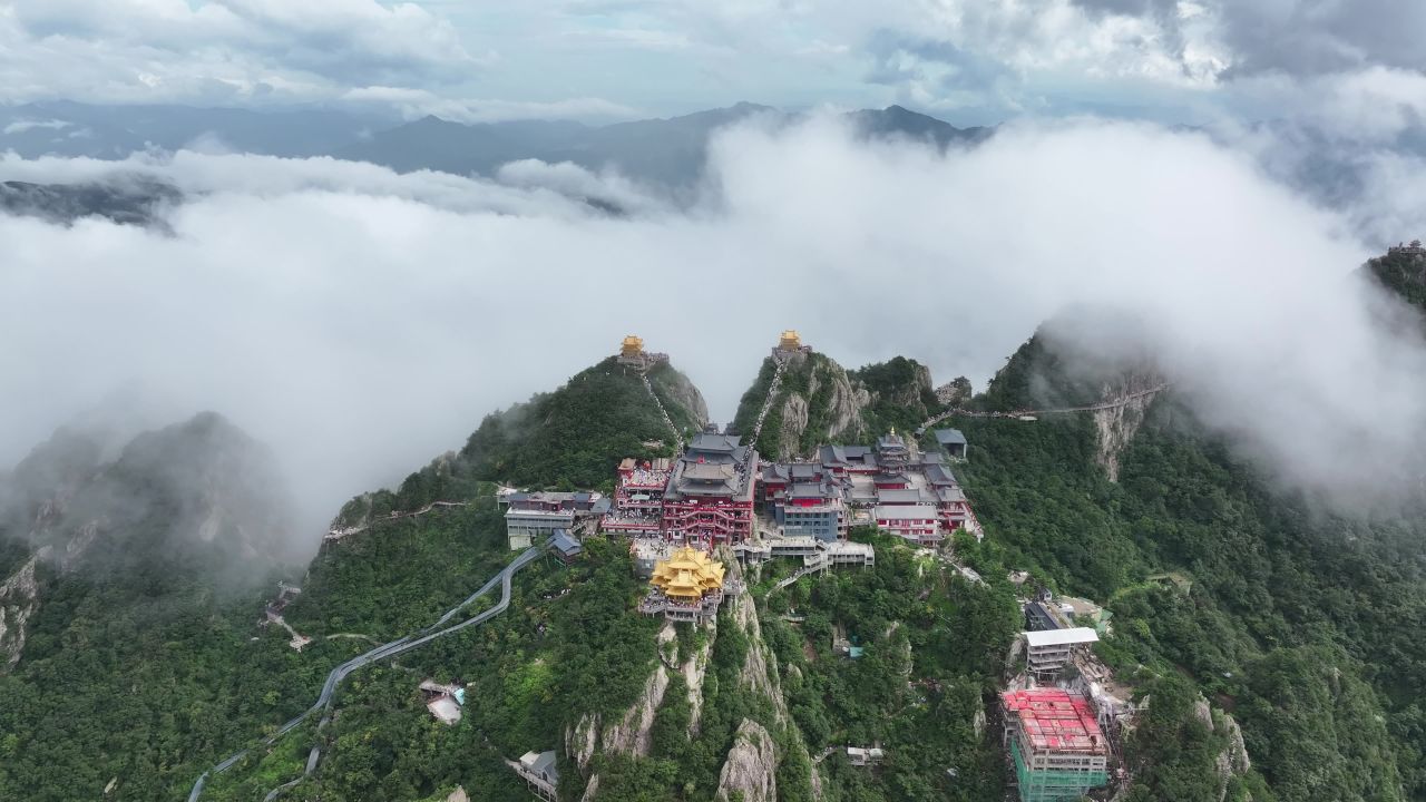 老君山4K航拍云雾山之中 23