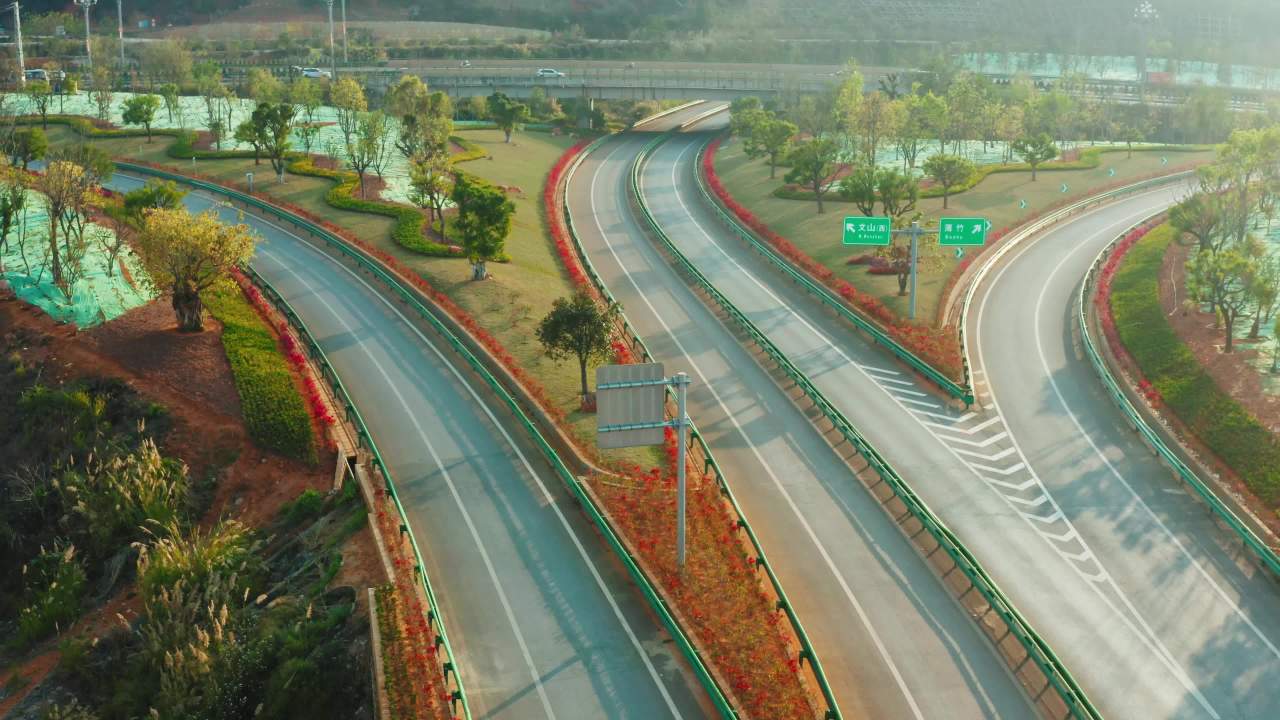 清晨的高速公路