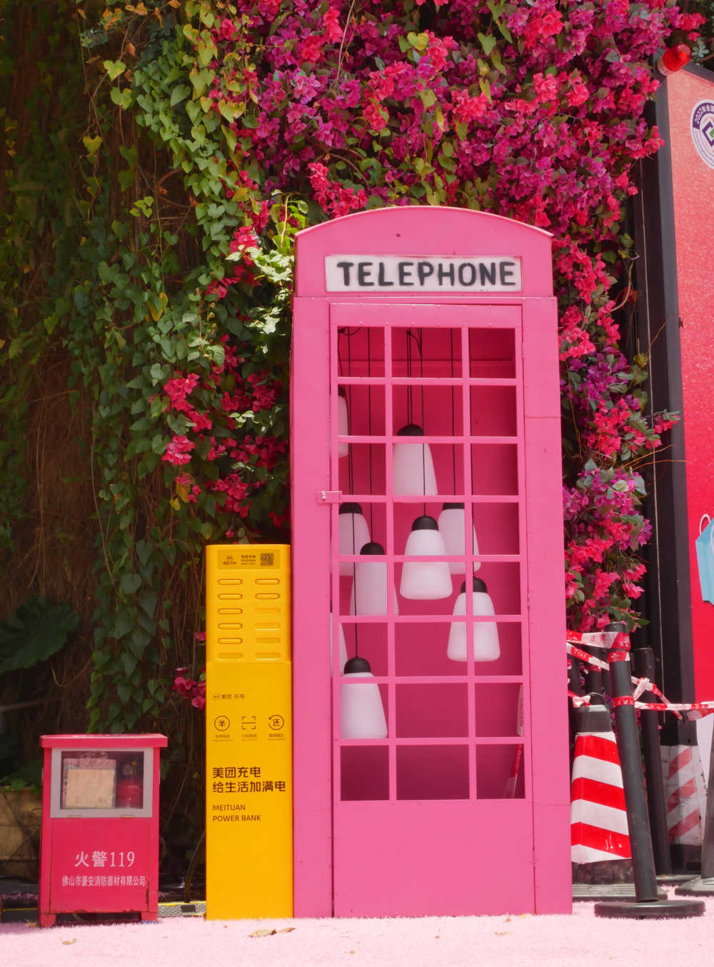 粉色电话亭