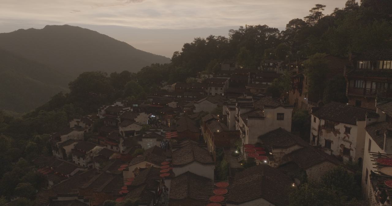 山间古村落黄昏景色