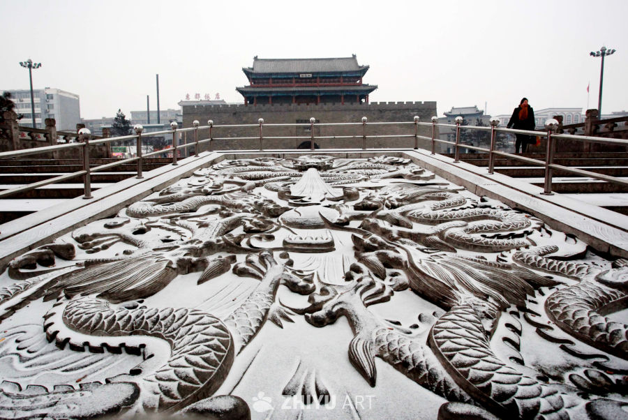 雪覆龙雕古楼景
