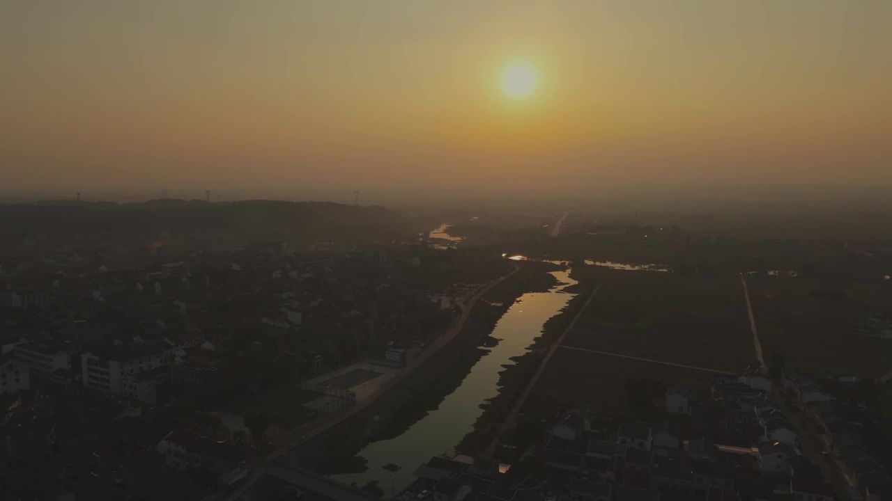 日落航拍：河流与城镇的宁静黄昏