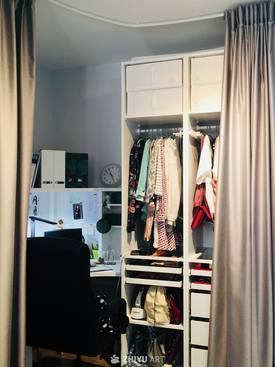 简约现代的衣橱与办公区