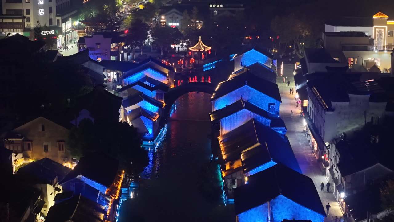 夜色中的古街