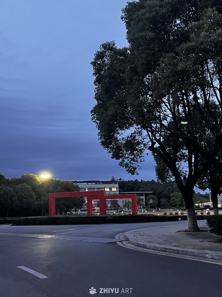 夜幕下的红门与绿树