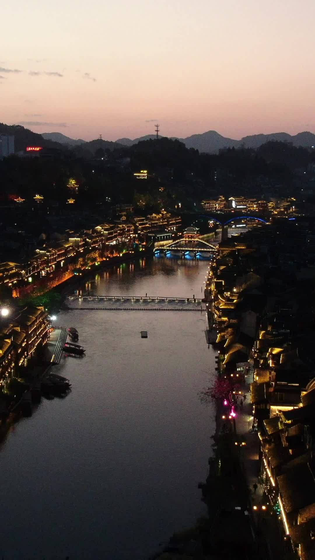 夜幕下的古镇风情