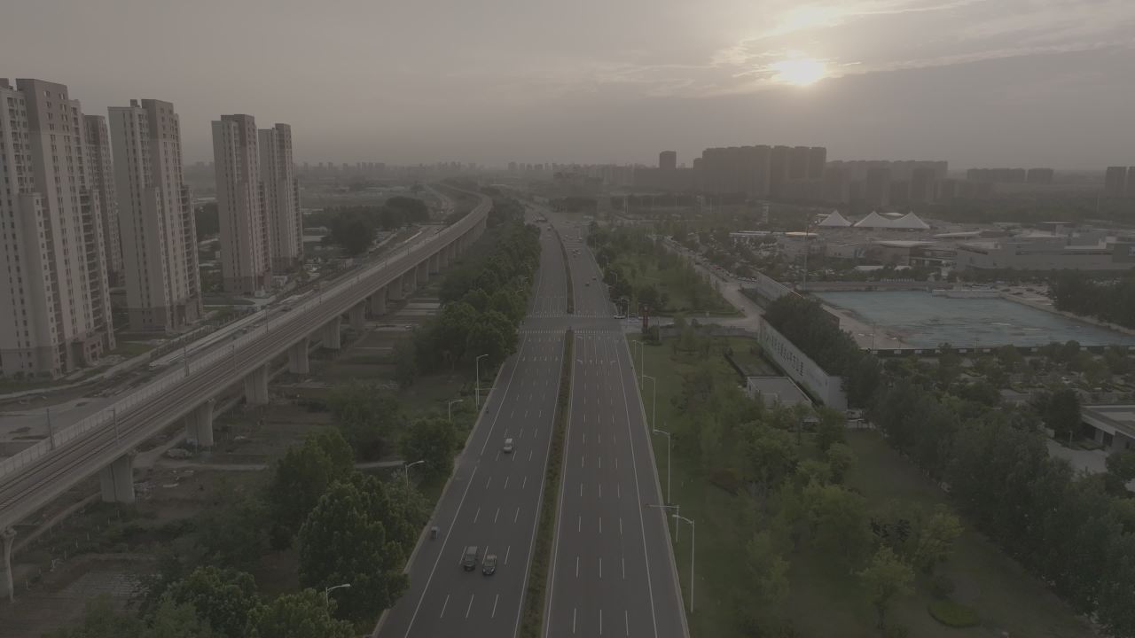 城市日落下的宁静之路