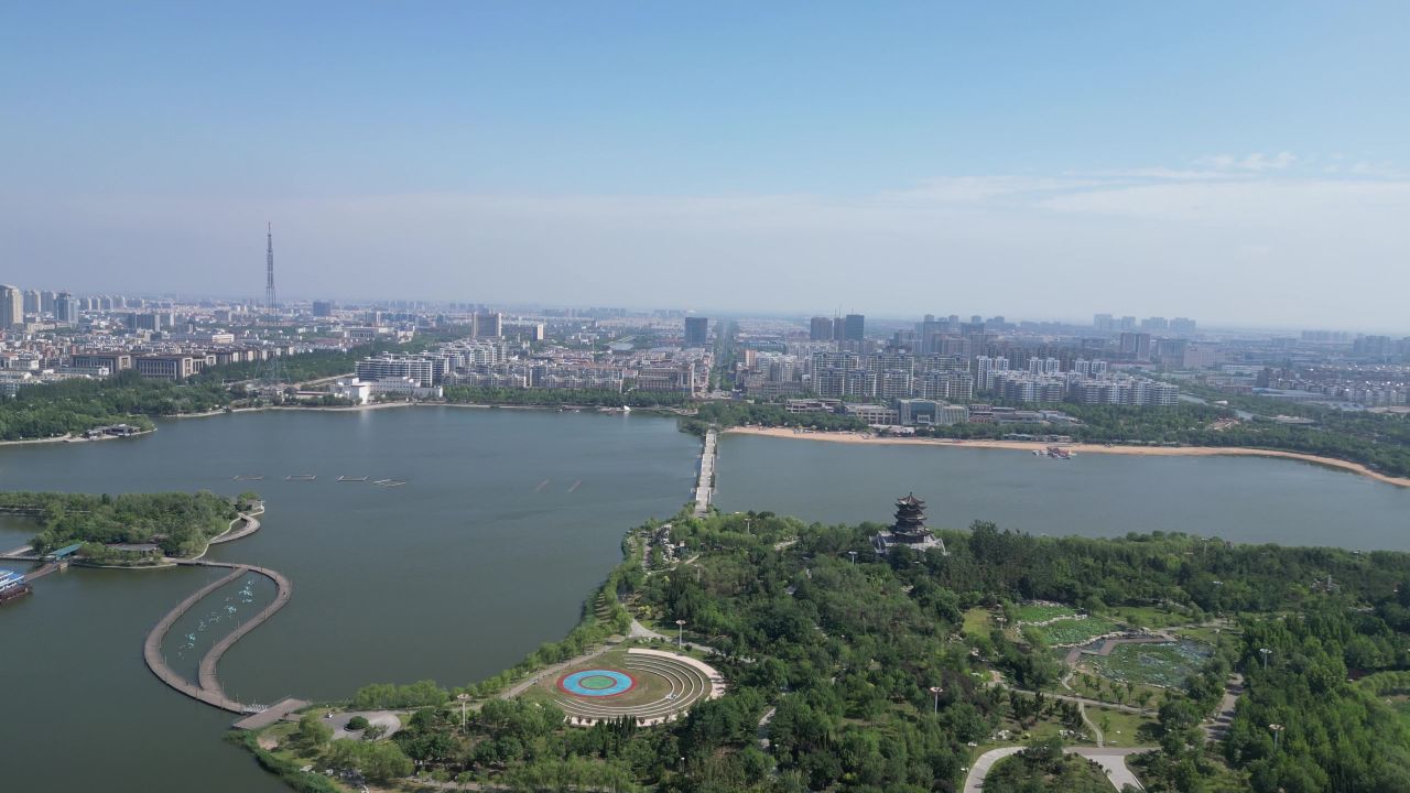 航拍山东东营清风湖公园