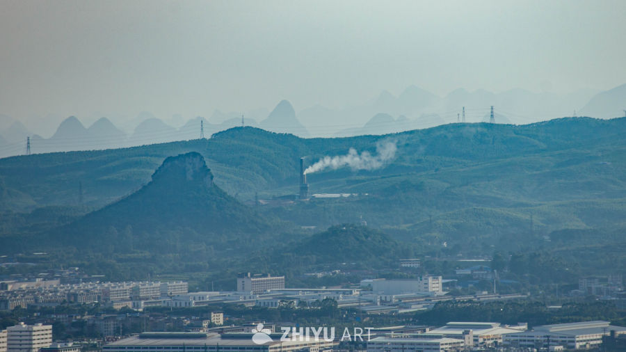 工业区与山峦的对峙