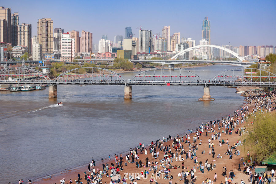 甘肃兰州：黄河之滨绿意盎然春景如画 4