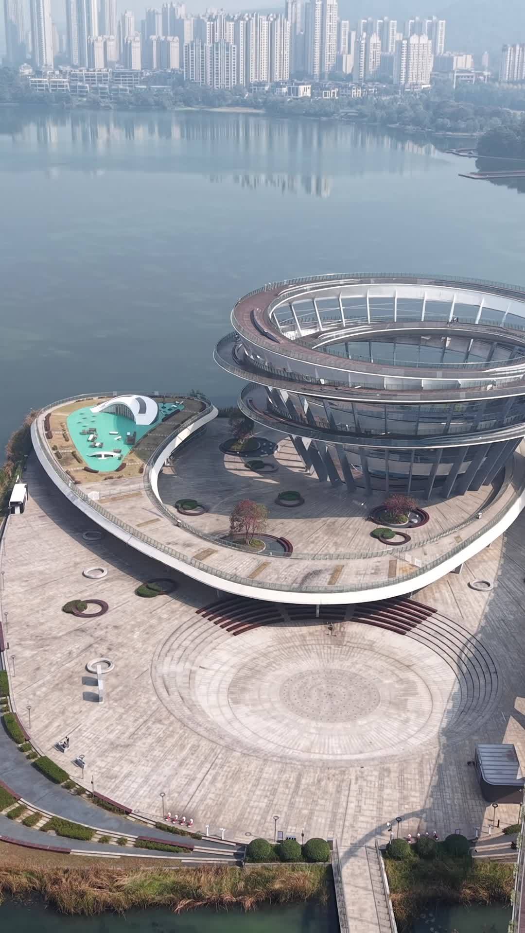 湖畔圆环建筑