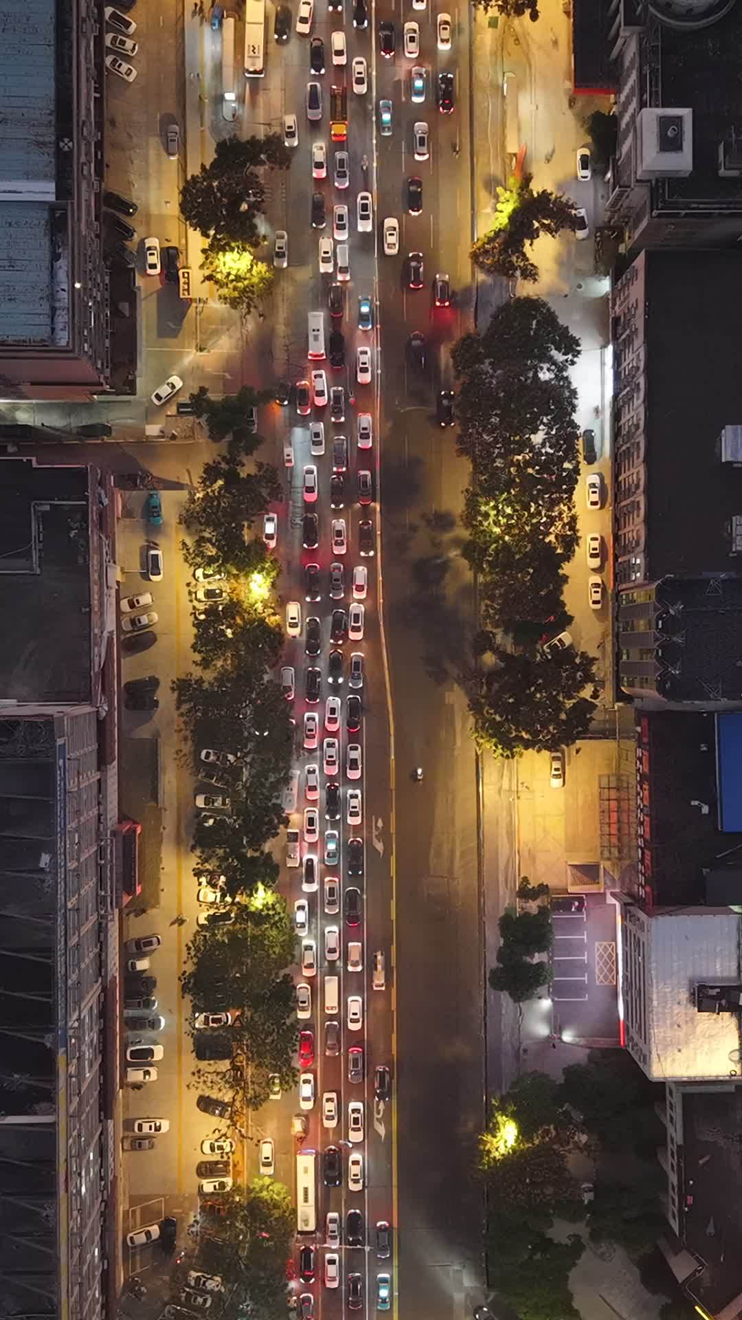 城市夜色下的车流
