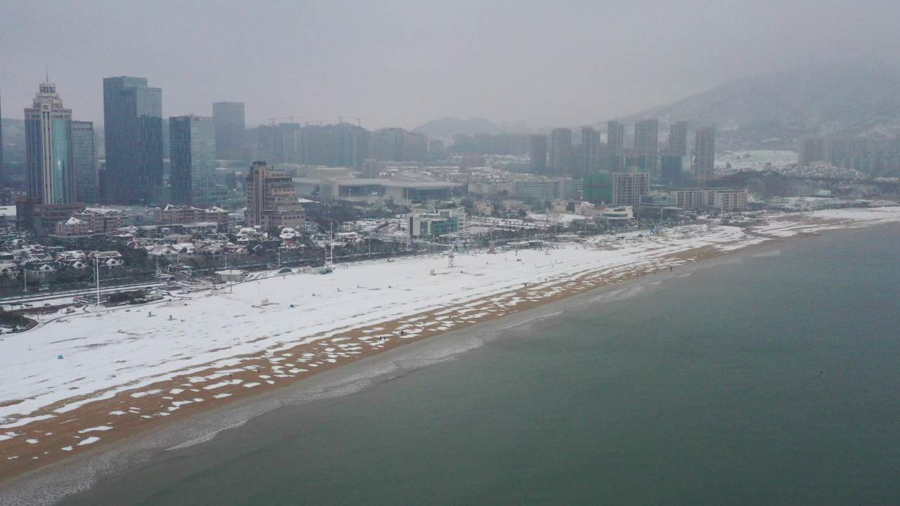 青岛石老人浴场海边雪景航拍 5