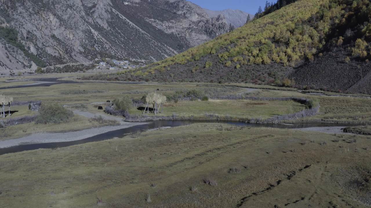 西藏秋季山间湖泊全景