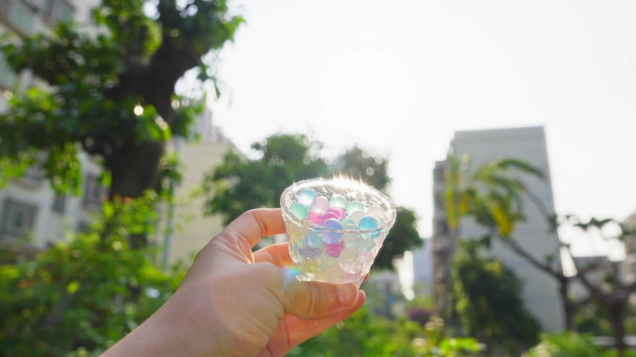 手捧着水宝宝在阳光下闪耀