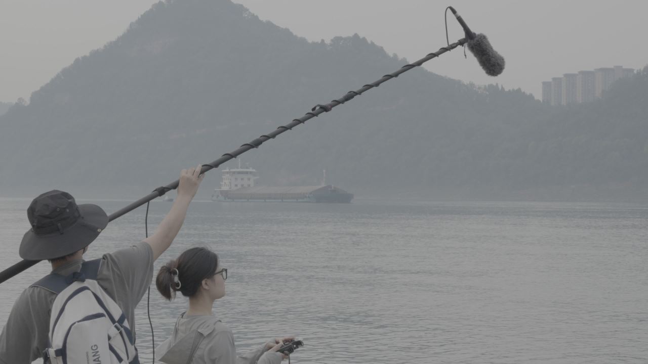 长杆麦克风下的水岸风光