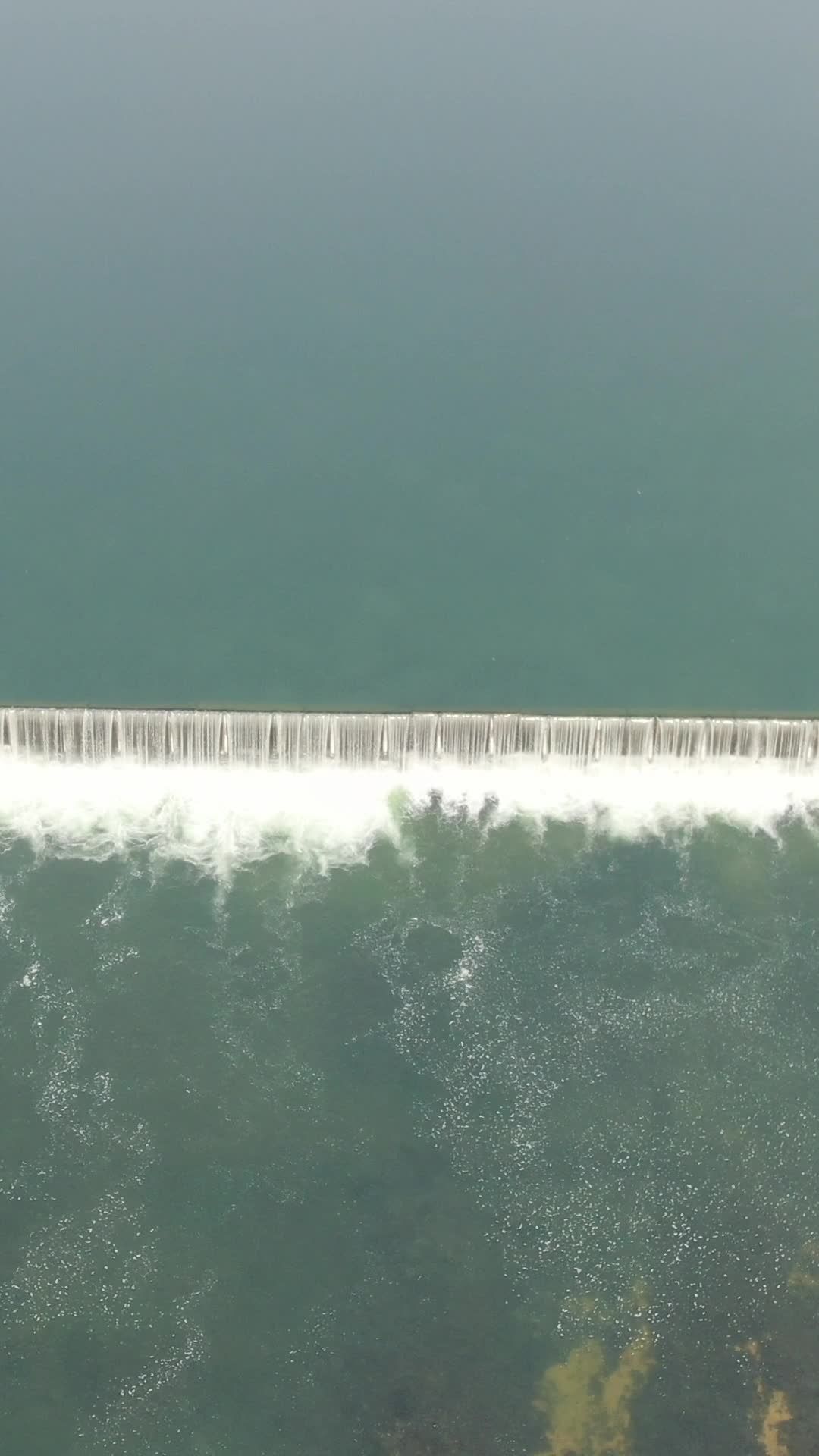 水坝上的宁静