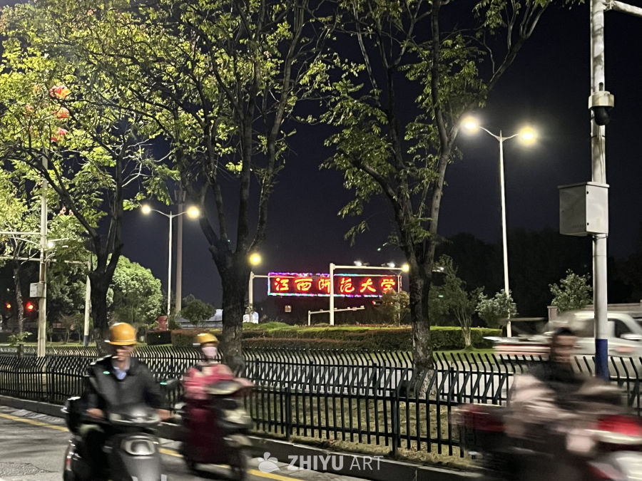 夜色中的城市街道