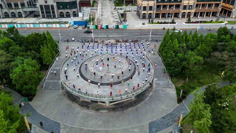 航拍市民跳舞广场舞大妈