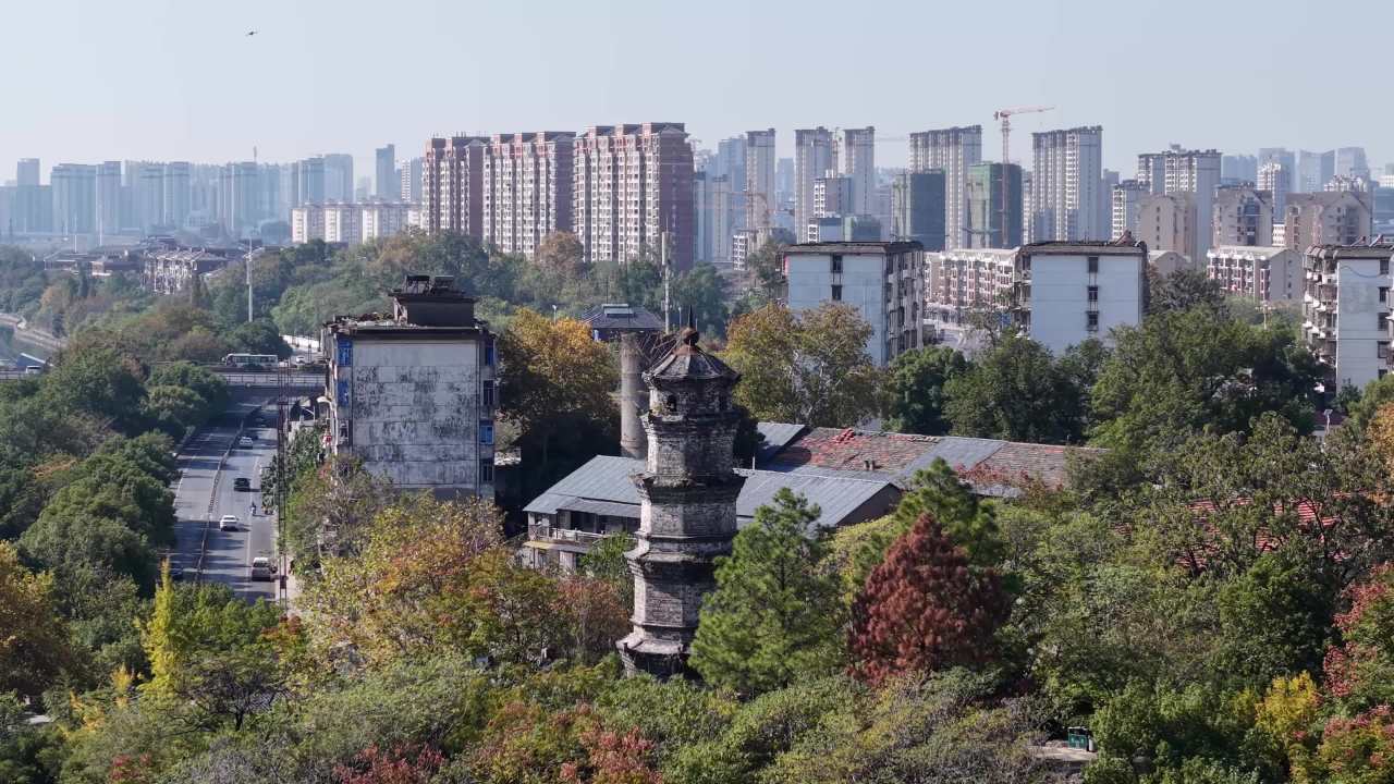 城市中的古塔与现代桥