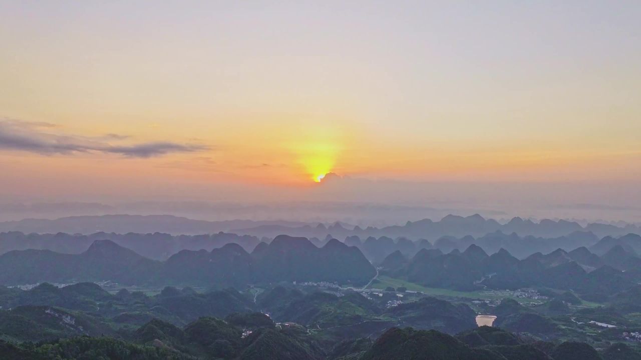 4K山脉喀斯特地貌峰林清晨日出升起延时
