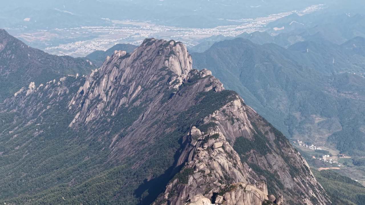 山巅俯瞰自然美景